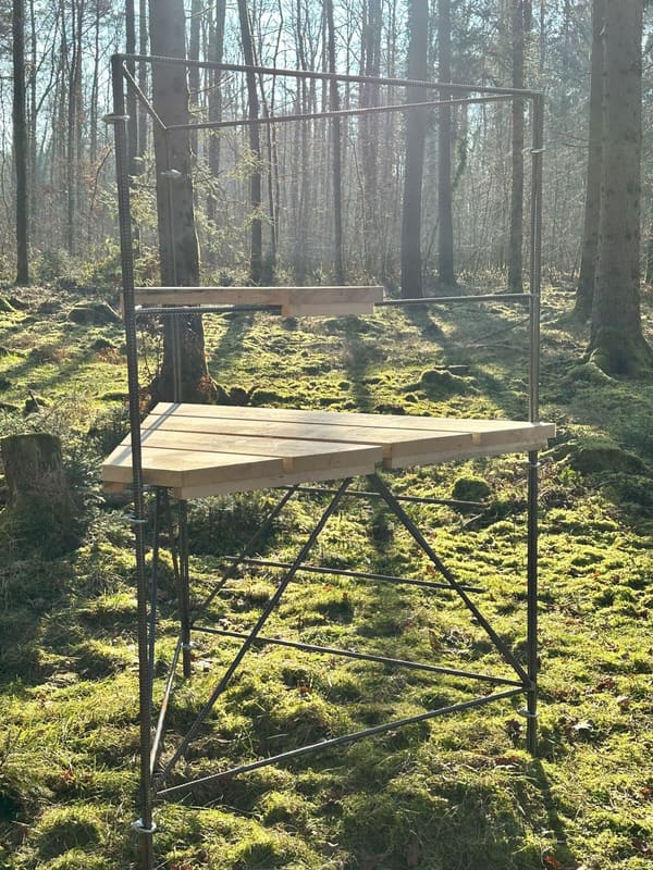 Drückjagdbock ohne Dach, seitliche Ansicht